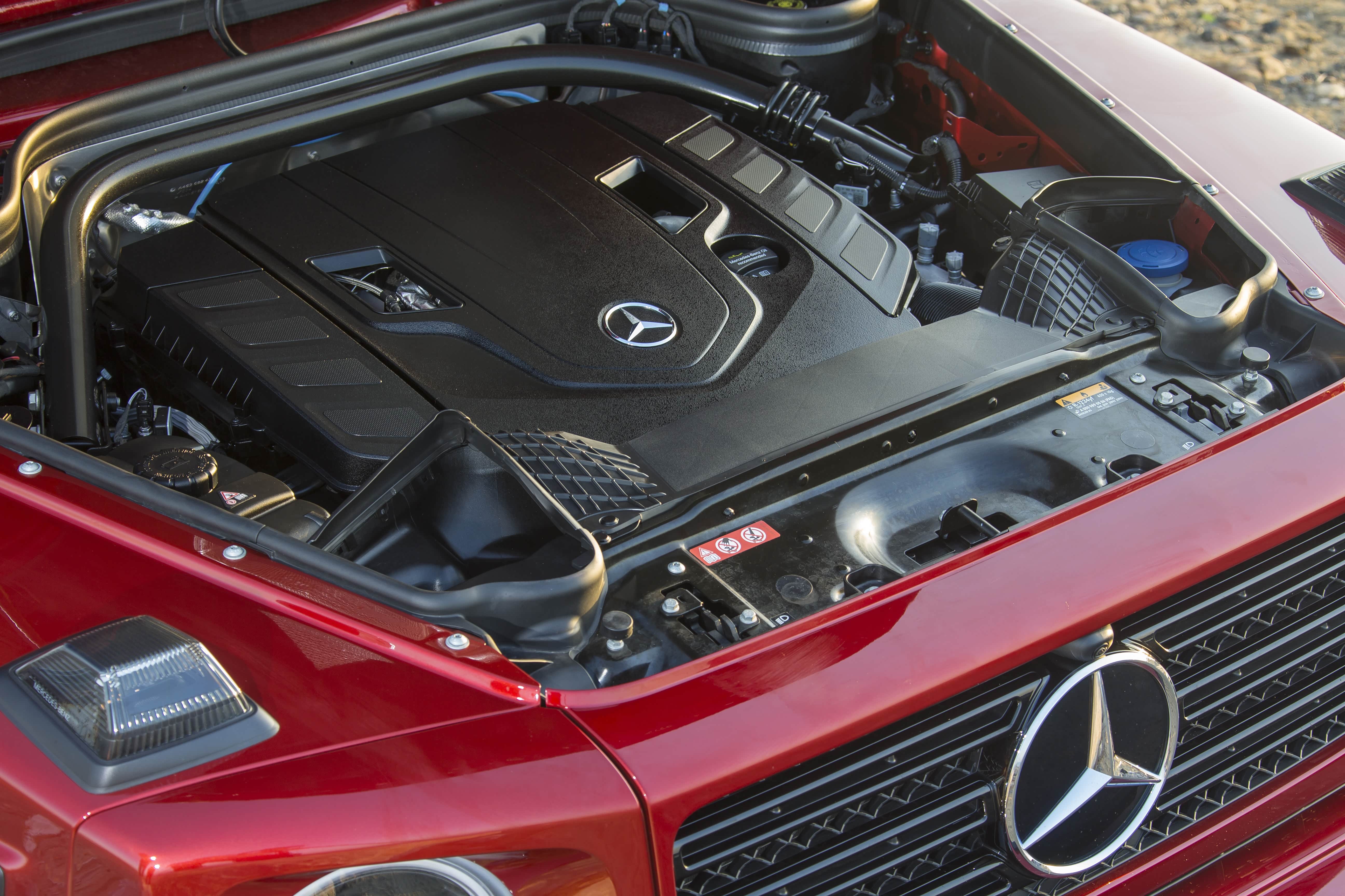 虽说动力数值相同，但新车的发动机进风口位置与老款不同