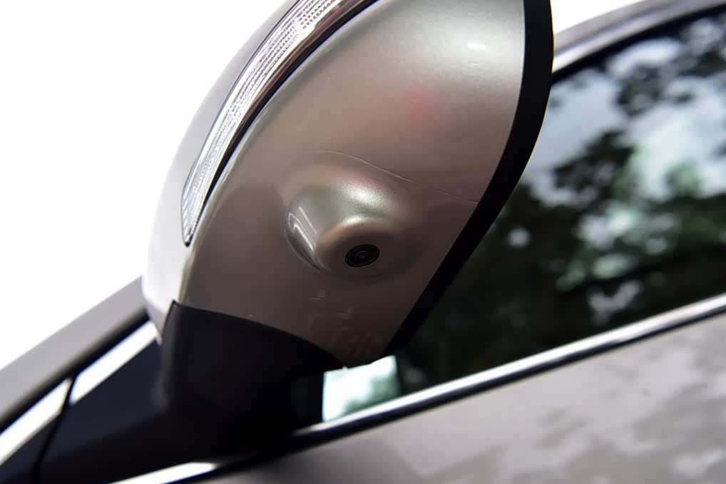 后视镜下的摄像头说明580的实用配置很高