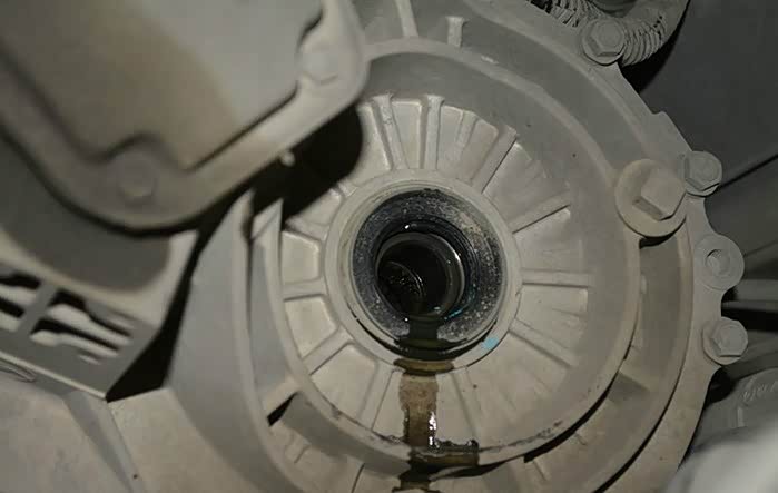 看到的这个洞是插半轴的