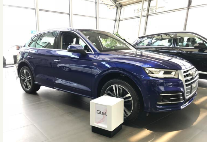 一个加长了轴距，一个原汁原味，说没区别，那都是C蛋，加长轴距后的Q5L并没有显得过分臃肿