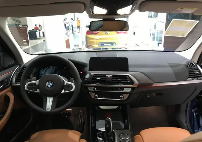 内饰的营造，宝马其实已经很用心了，在保留家化族设计的同时，最大限度去优化设计，用料，以及人机交互系统
