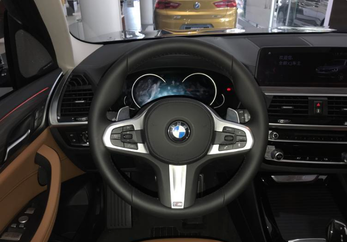 宝马X3说，我是宝马，我代表操控，选我没错！