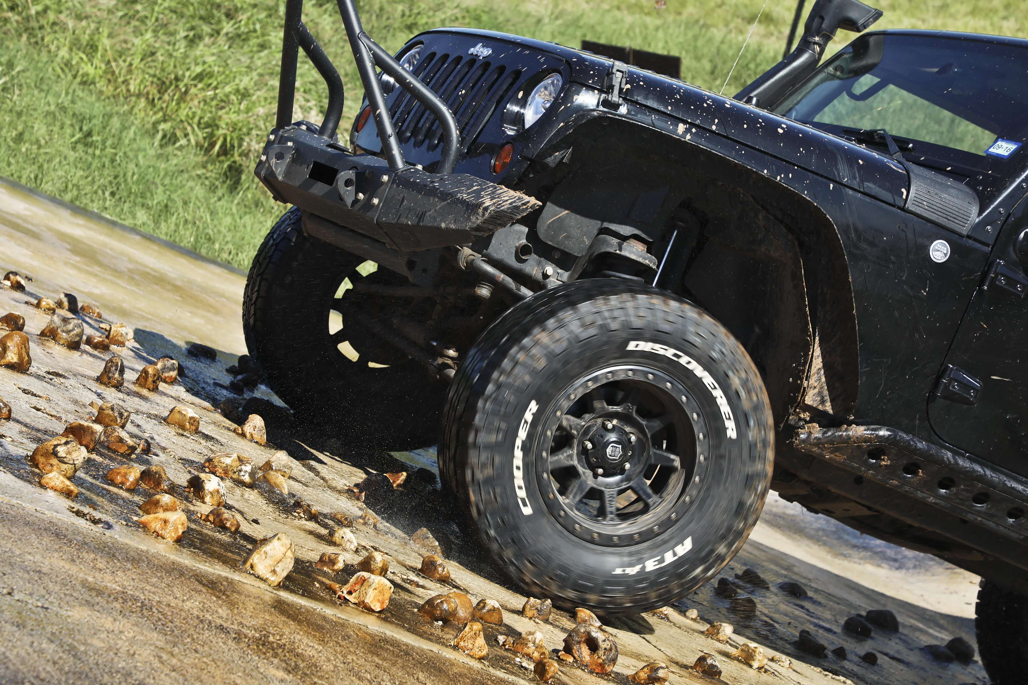 对于这种小石块坡路，不能让轮胎打滑太多