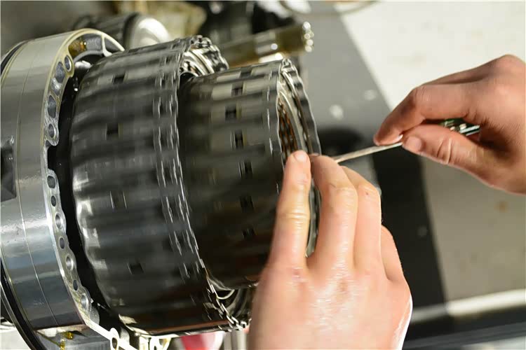 对各组离合器片进行拆卸检查