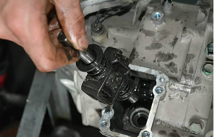 图为机械换挡杆，与MT变速箱的档把换挡原里一致，只有AMT变速箱是通过上中下和左右旋转来控制1-5档