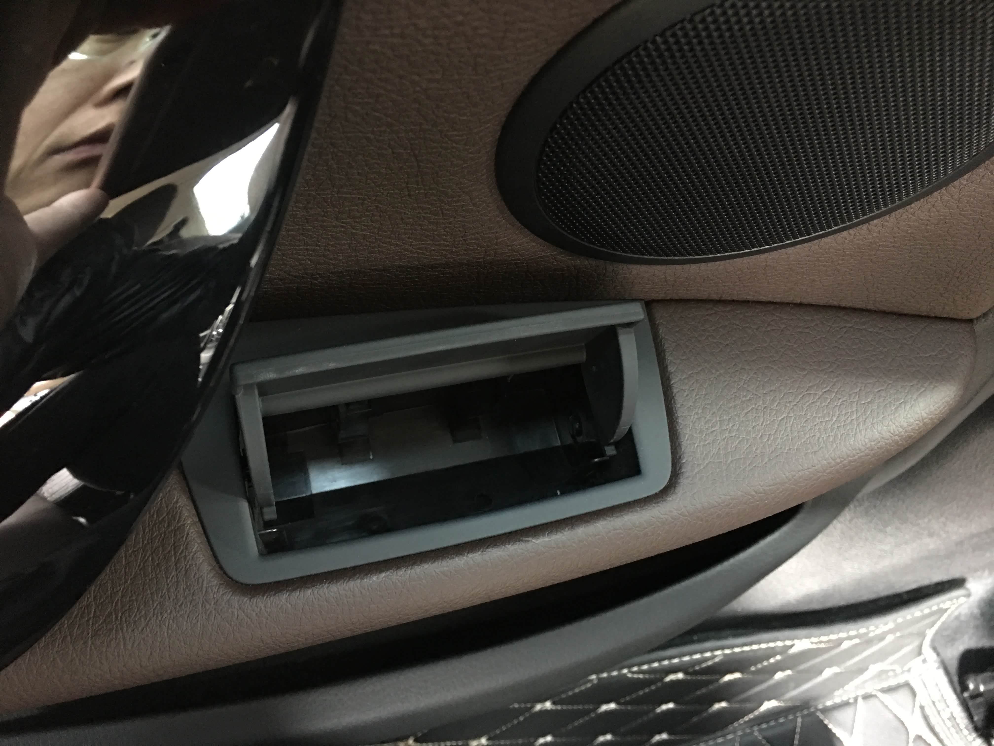 烟灰缸拆下之后空了，看看看不见的地方啥样，会不会偷工减料