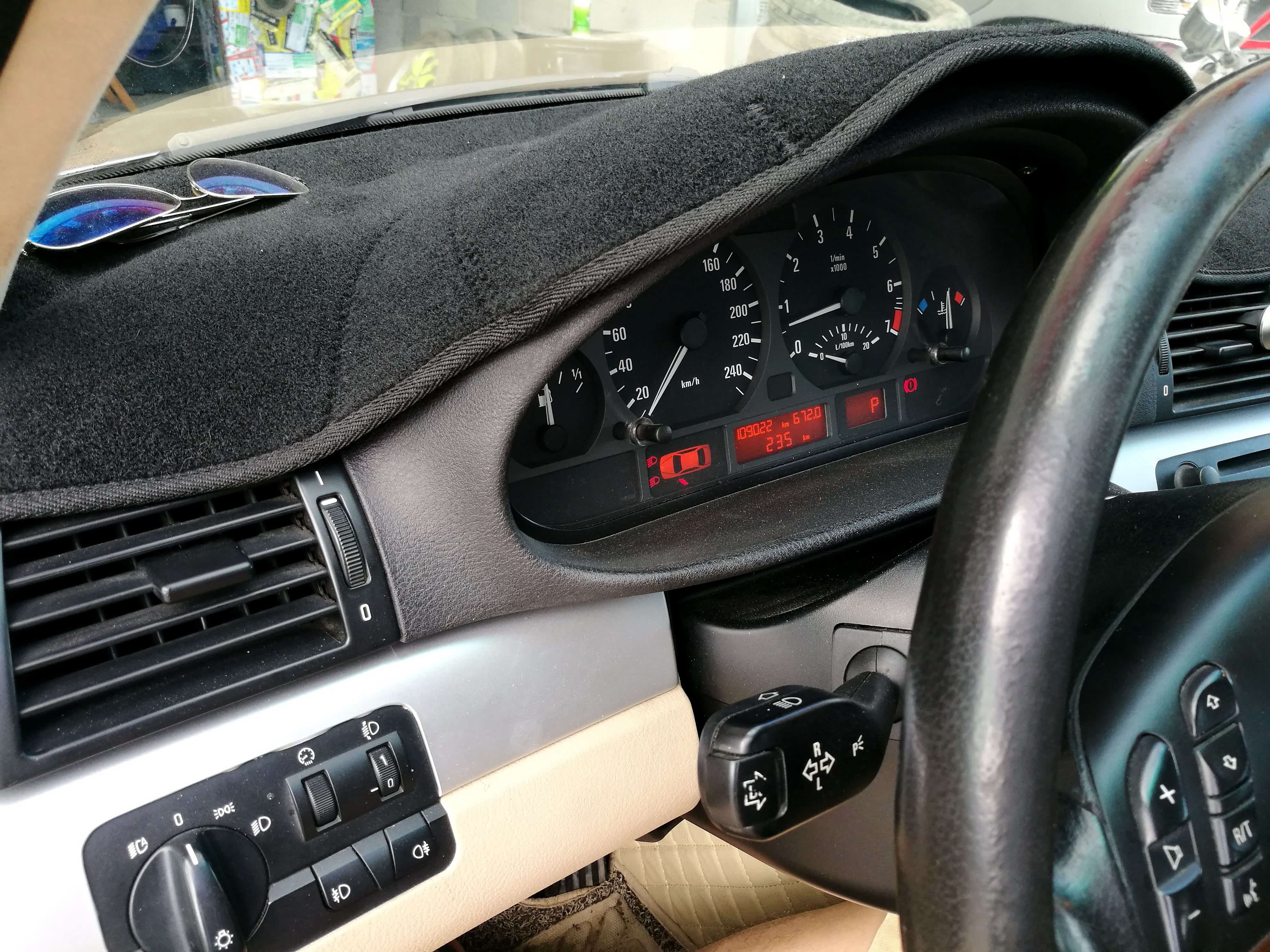 经典的红蓝白三色配合仪表盘