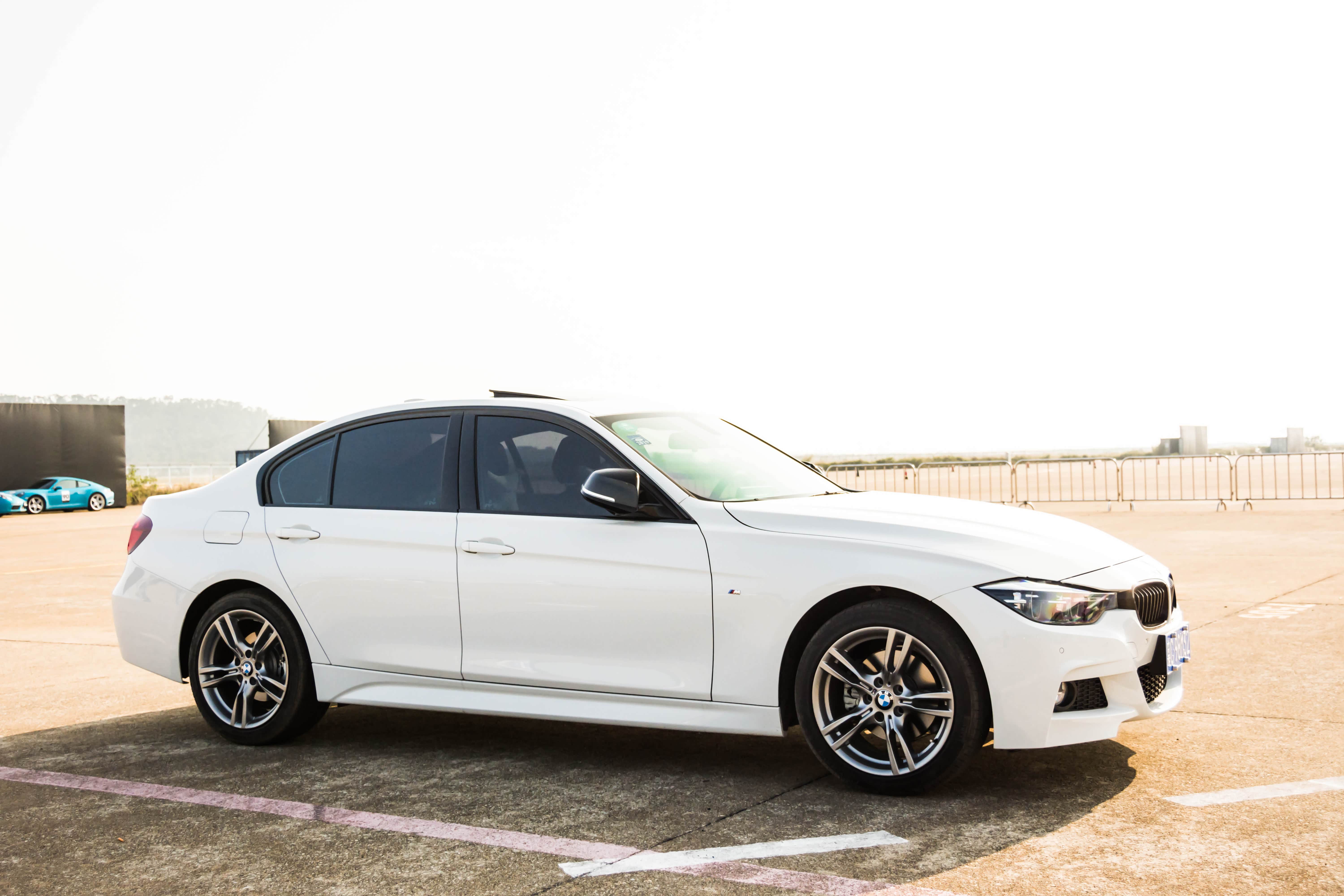 原厂车轮轮拱高度约4指。