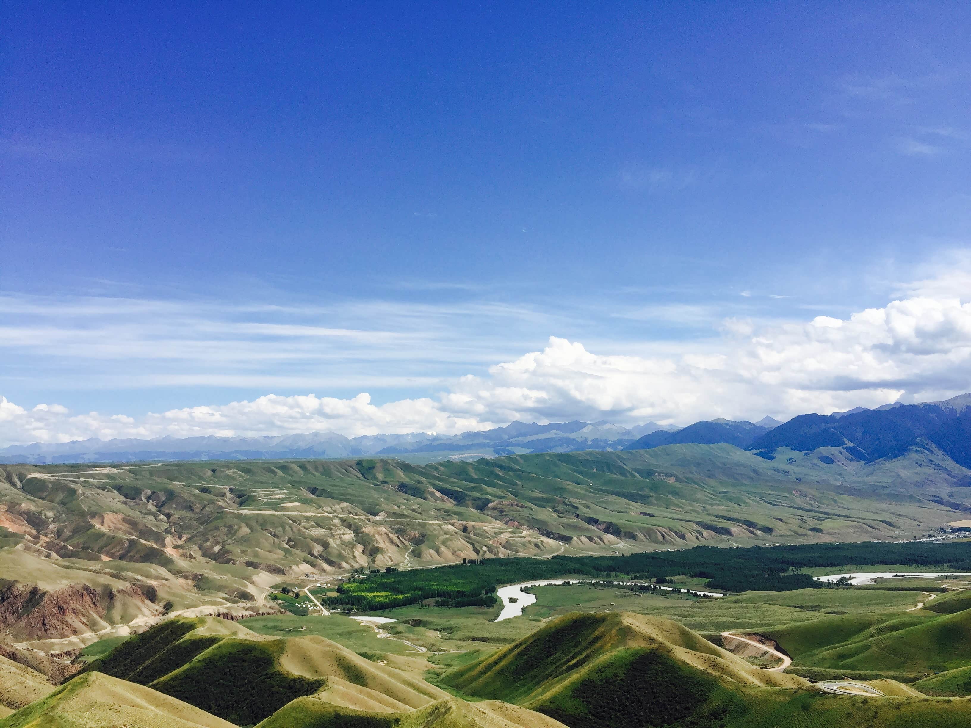 遗憾的是，因为道路施工，公路临时关闭，等到晚上九点之后才能放行，只能在观景平台遥望古村落