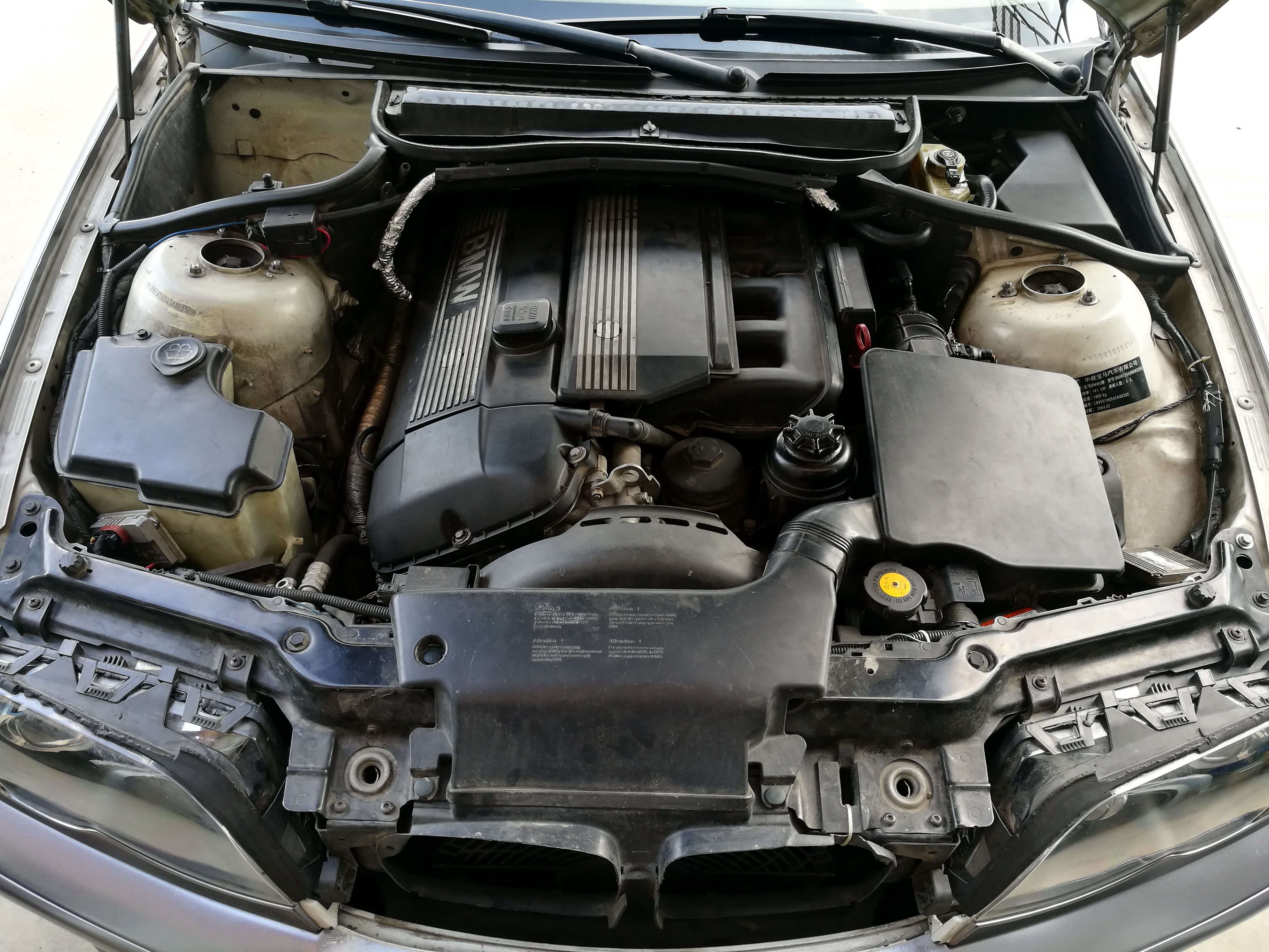 蓝天白云梦的全部，代号M54的2.5升自然吸气直列六缸发动机。