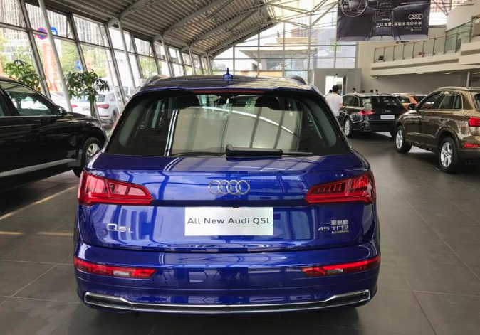 而Q5L的排气被隐藏在保险杠底部，目前奥迪整个家族都有这种倾向，说实在的有点不懂？