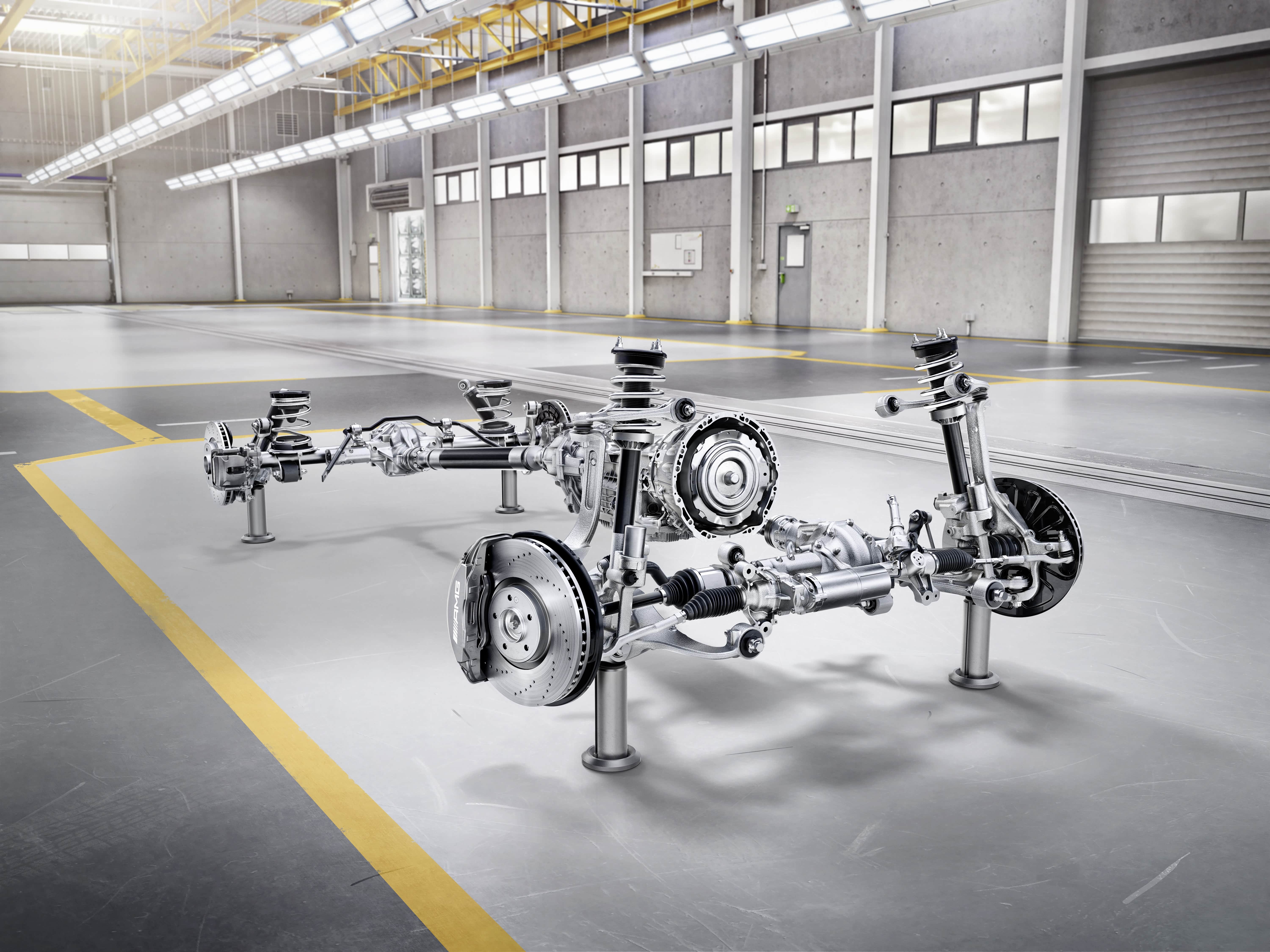 前悬挂已经变成独立双叉臂形式，转向机构也换成了齿轮齿条式，而不是老款的循环球式