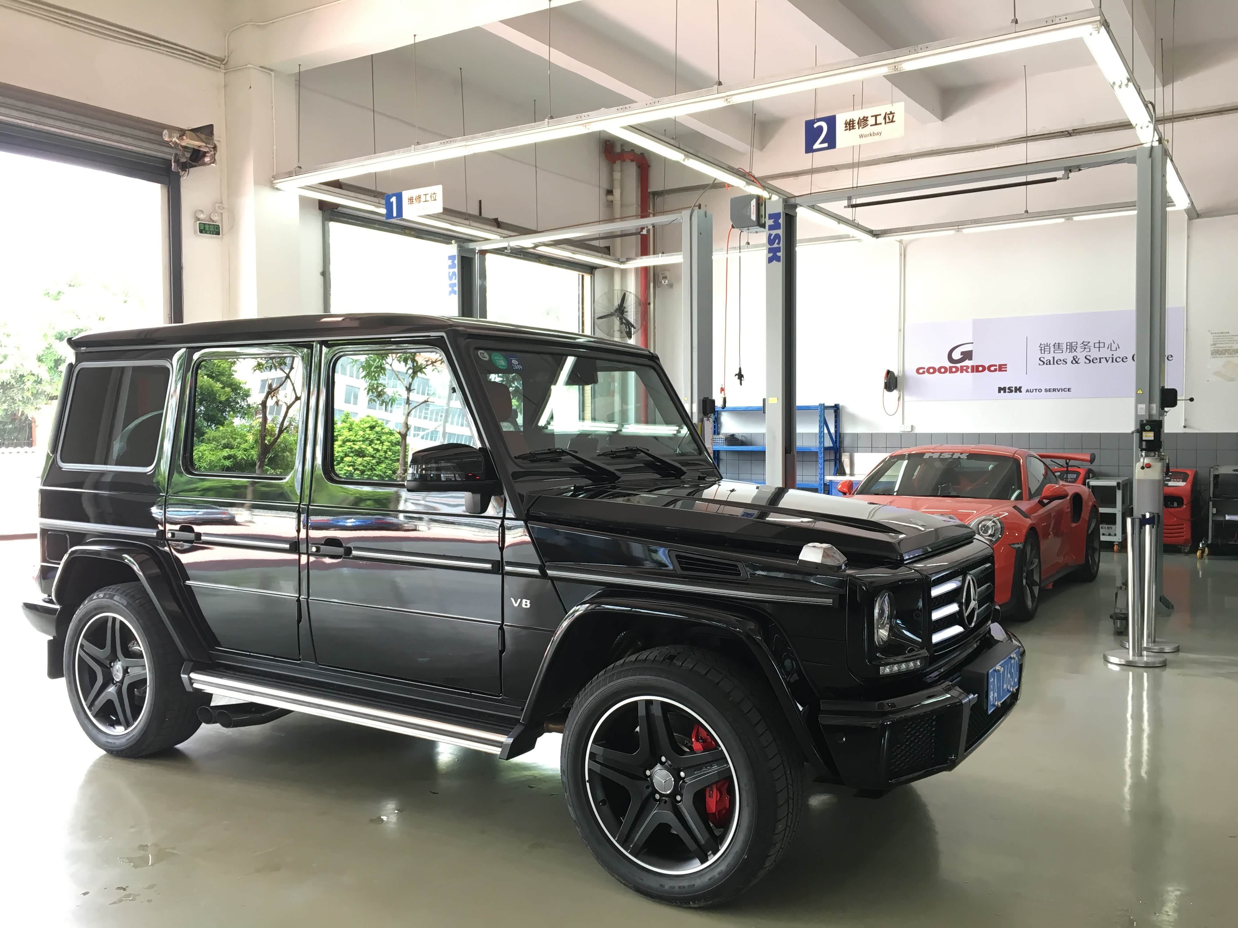 换了刹车，G500原厂的刹车力度偏弱，照顾越野时的需求，但这台车更多是跑公路多一些。