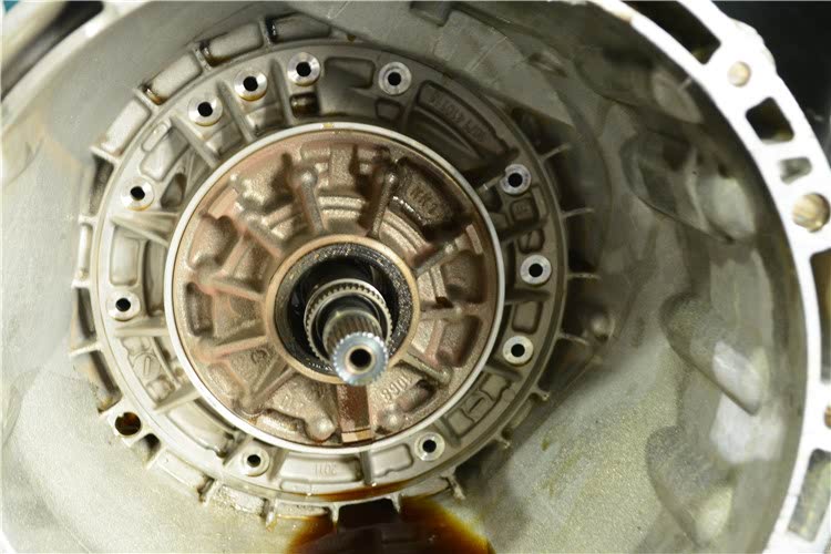 拆下变速箱油泵