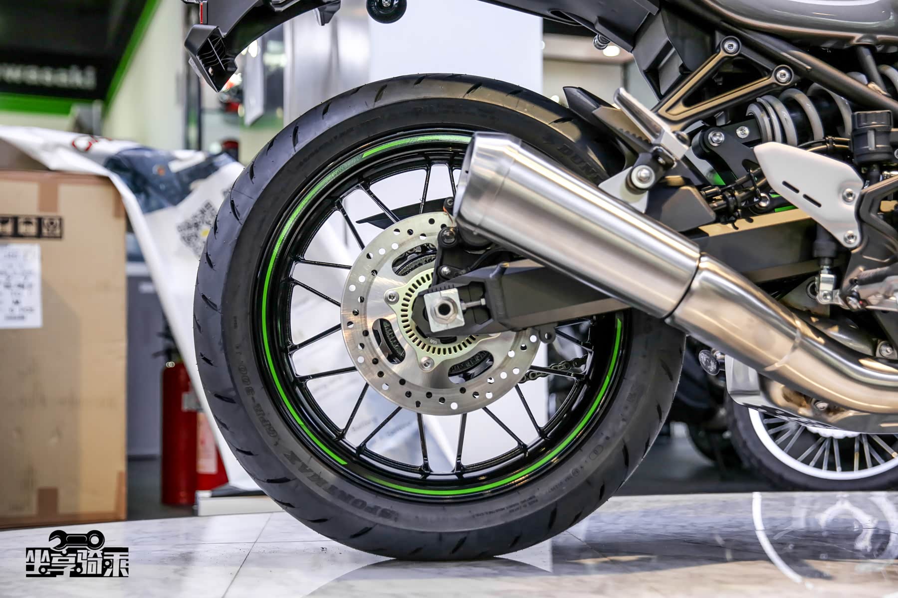 后轮胎规格为180/55 ZR17