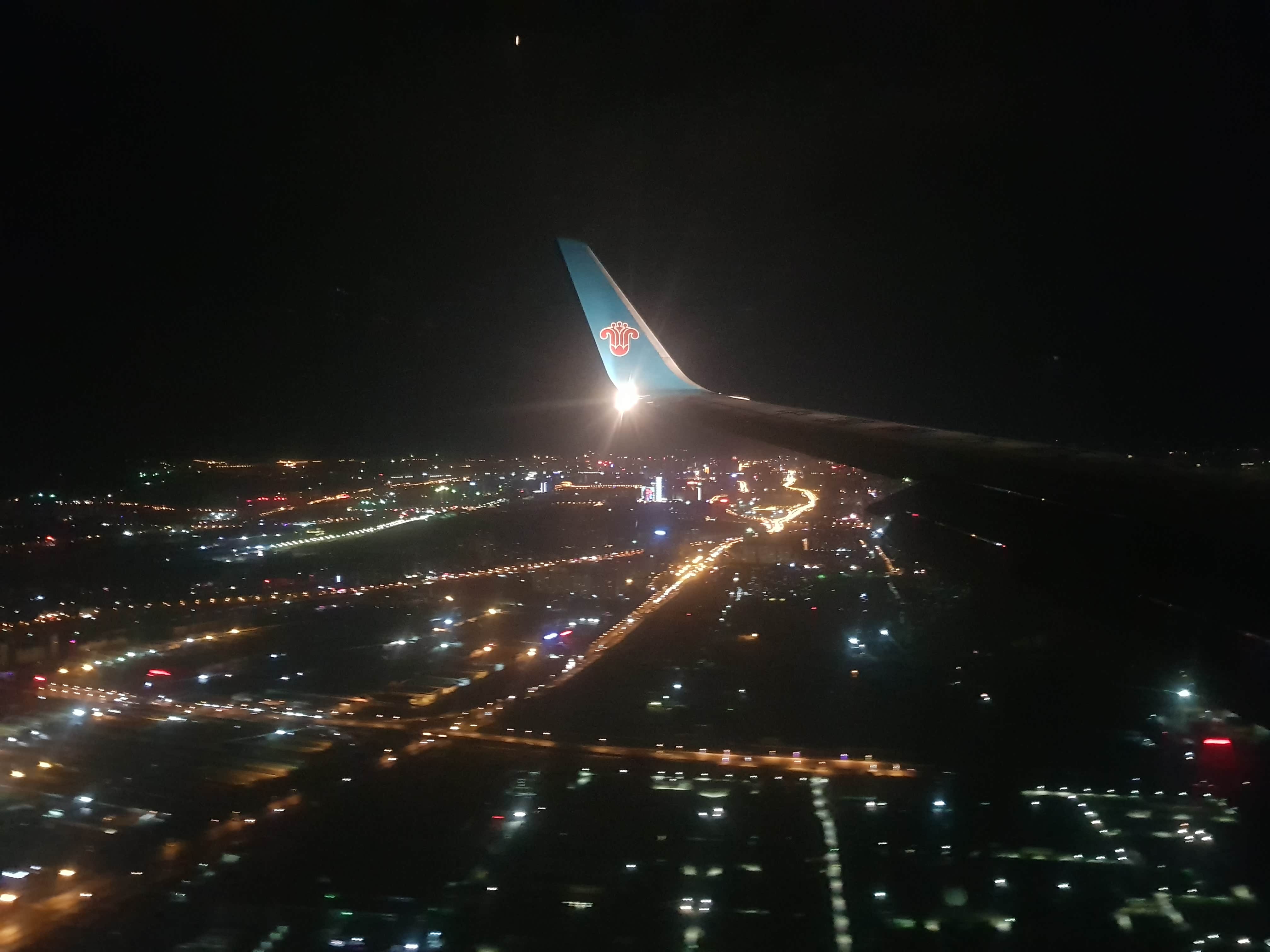 有网友知道机翼灯光下面那两栋亮的楼是哪？