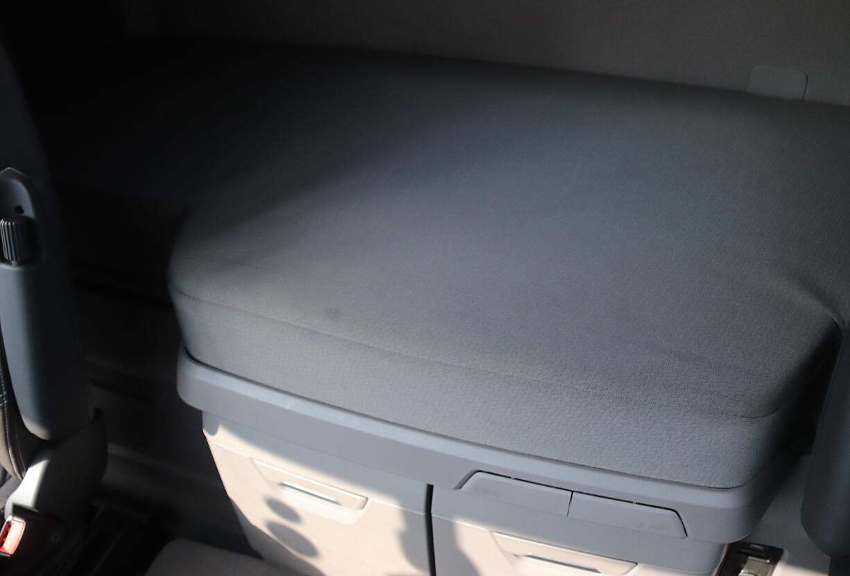 中控台下面的抽屉式储物盒