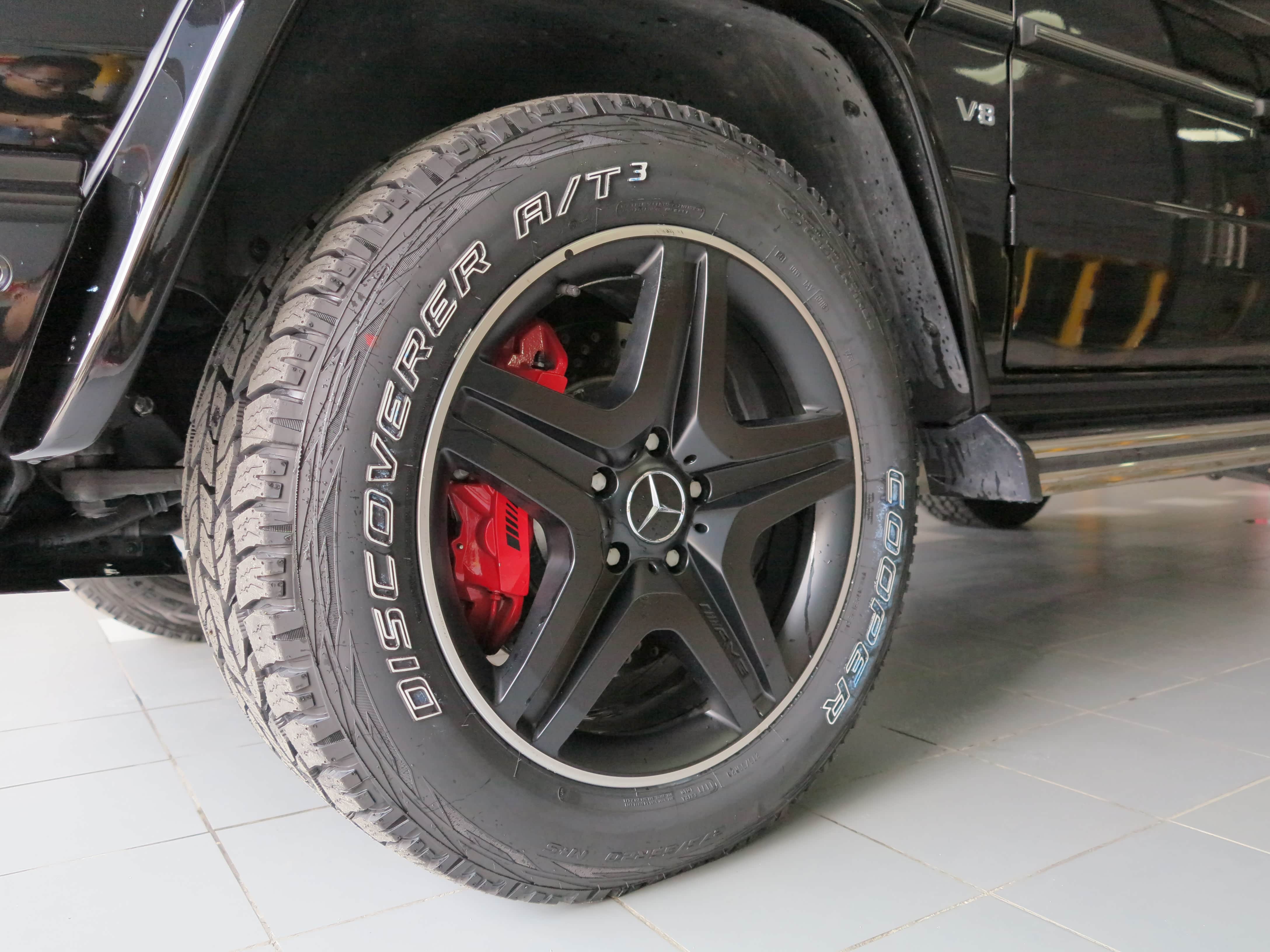 即便是AT胎，跑公路一点也不吵，当然，这台G500改了BRABUS的排气，所以排气声基本掩盖了其它噪