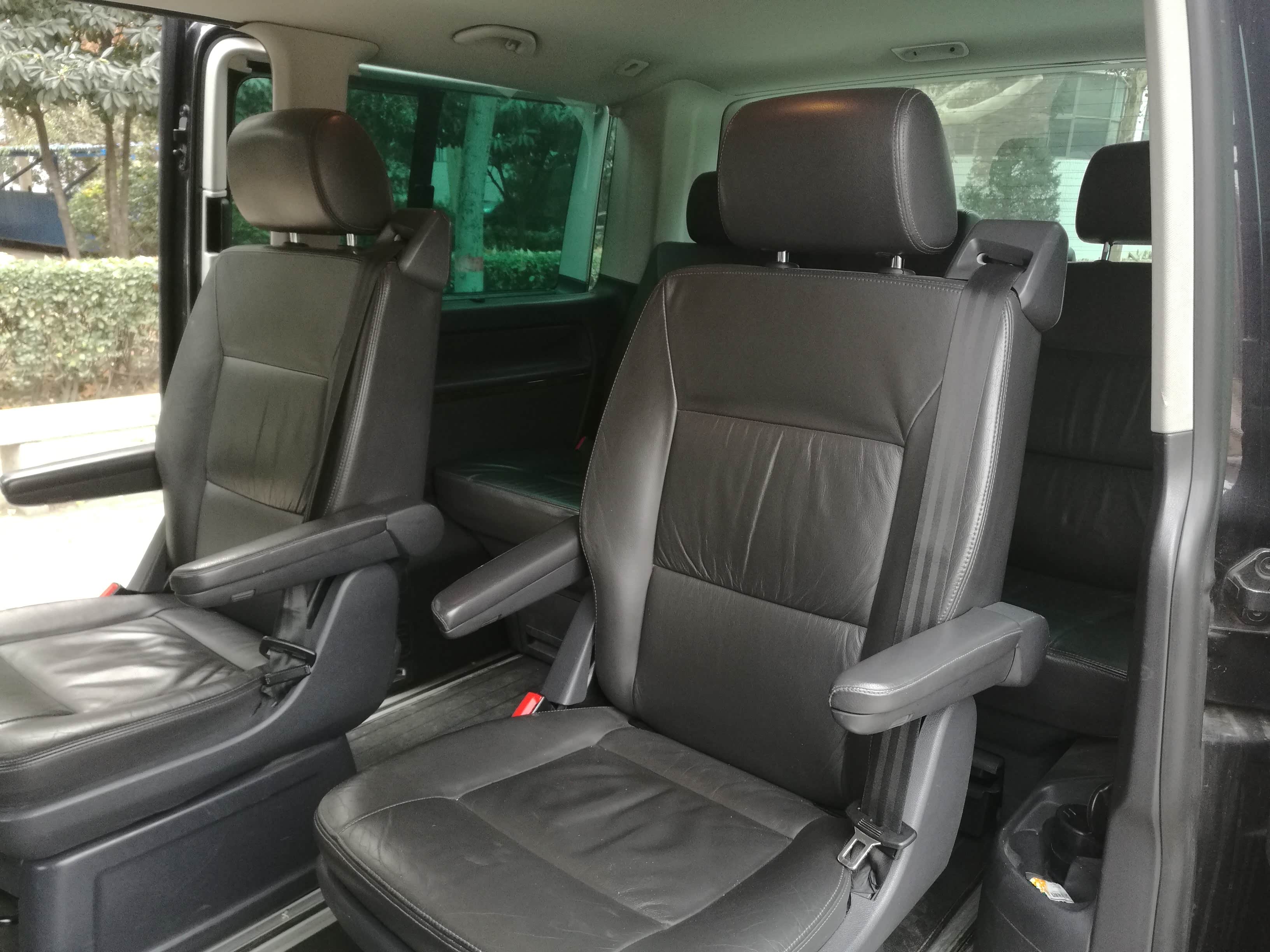 第一排第二排座椅每一个座椅都有两个扶手，靠着很舒服呀