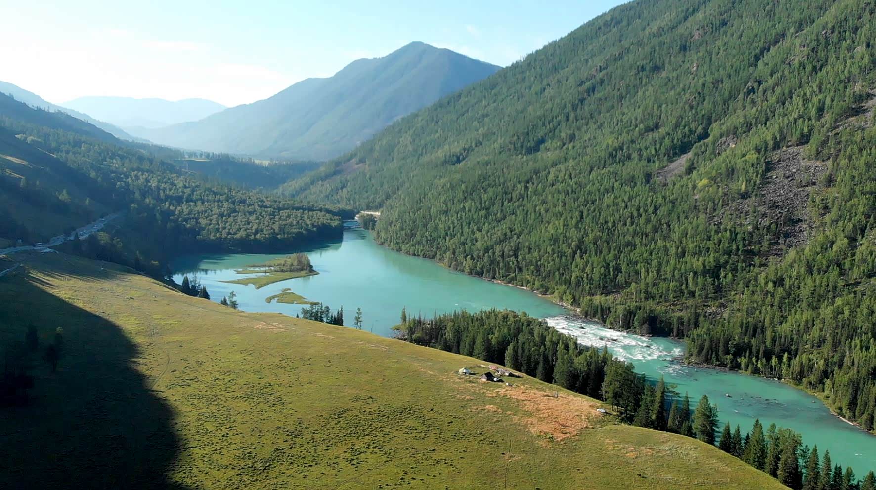这个湾转过去前方水面宽阔处就是卧龙湾了