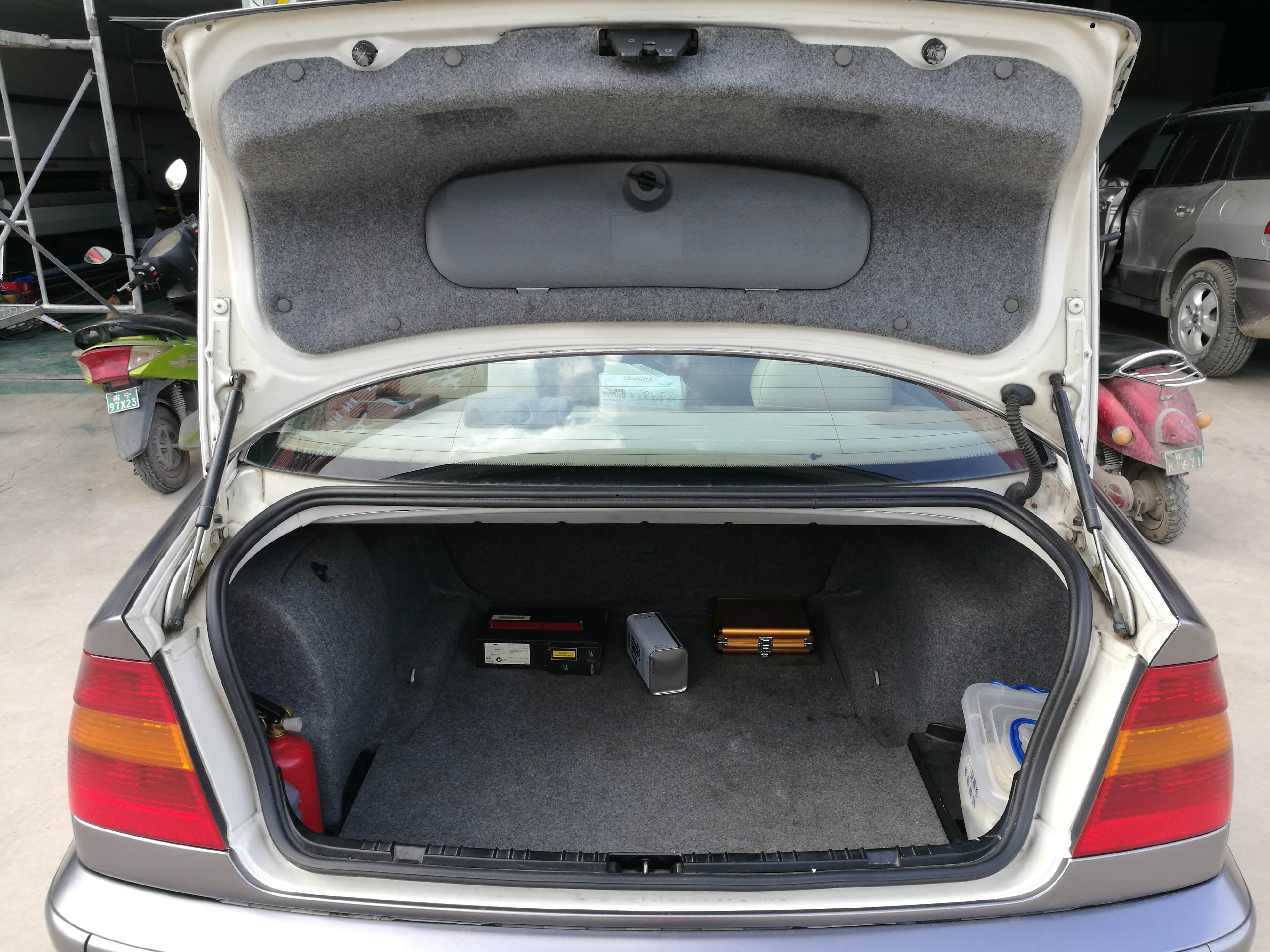 经典的L型尾灯，低调的单边双出的排气