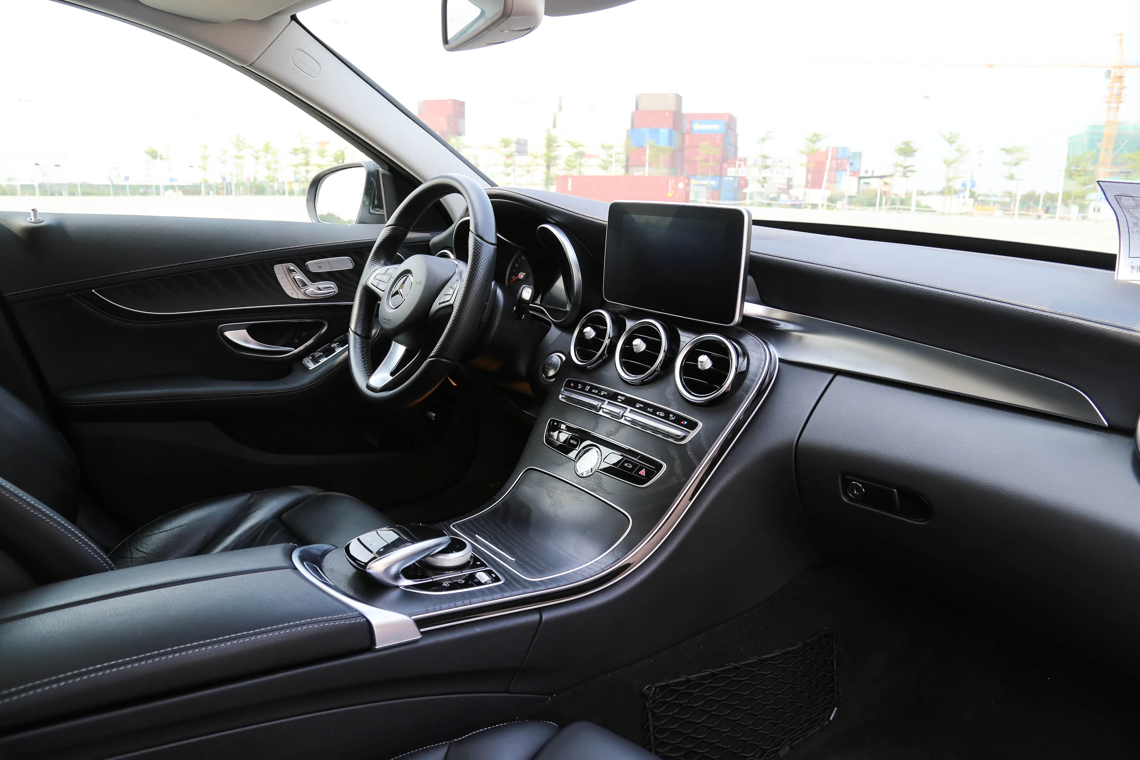 黑内很运动很好看，但弊端也不少，显得空间小，有些压抑感！但很多人要得就是这份运动紧张感！