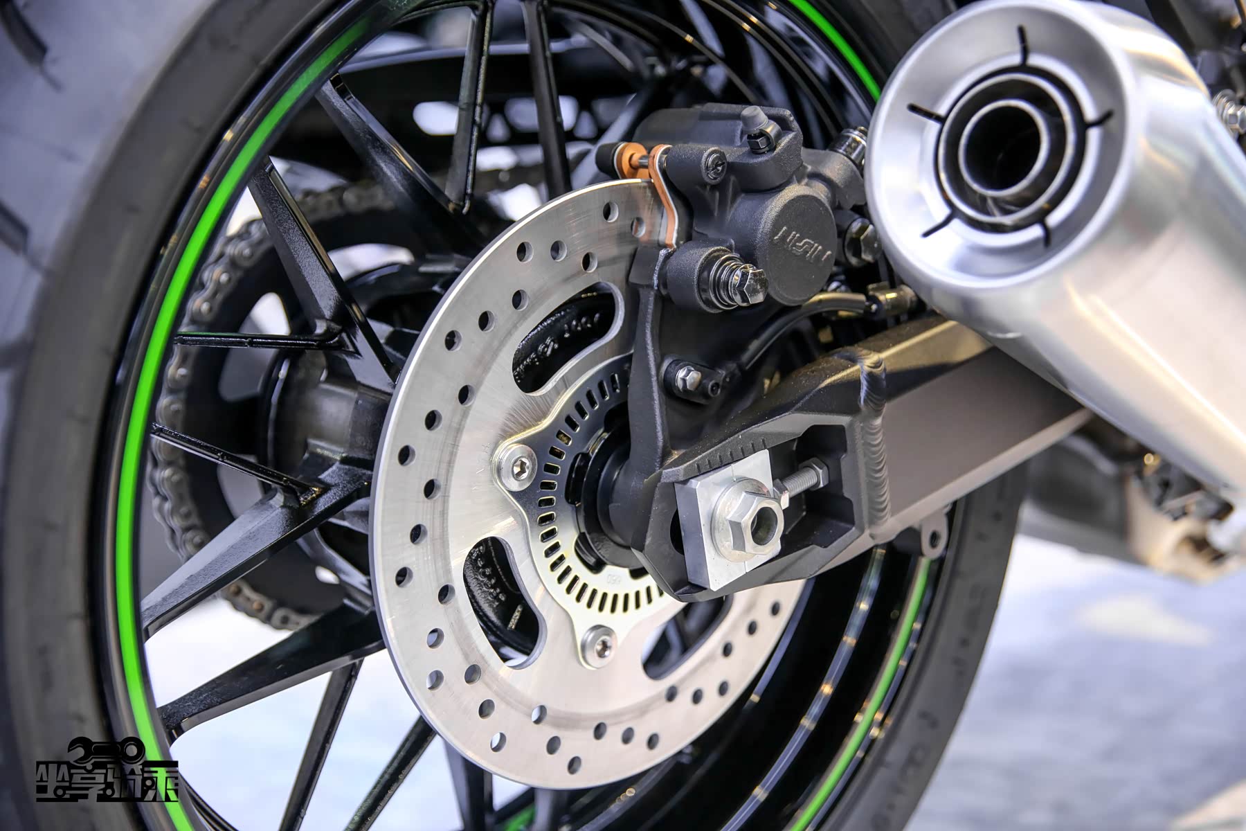 后刹车采用Nissin日清单活塞卡钳，搭配250mm单刹车碟