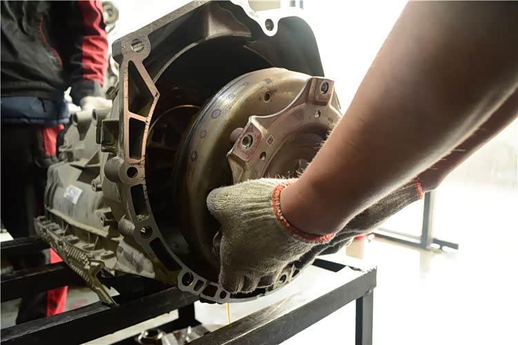 拆下液力变矩器