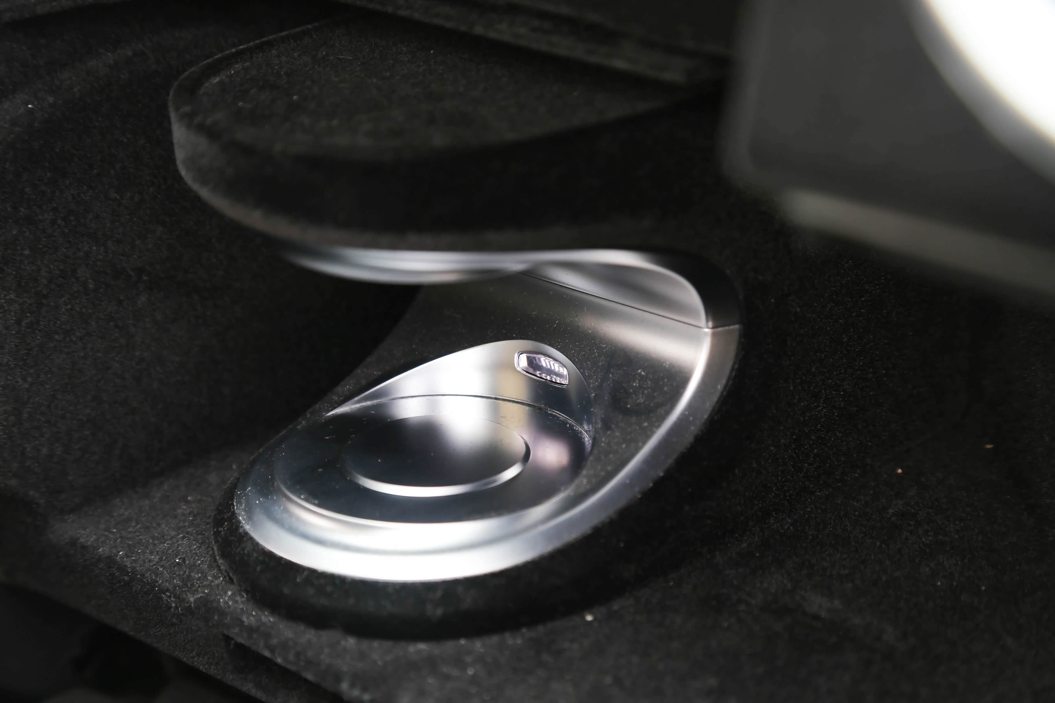 隐藏于副驾驶手套箱的香氛座！让车内充满喜欢的香气！