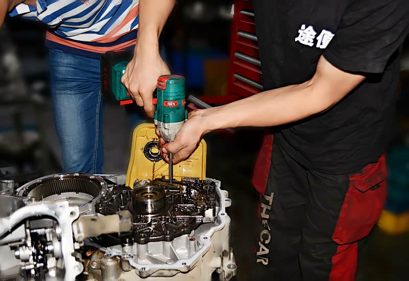 拆了固定油泵的螺丝