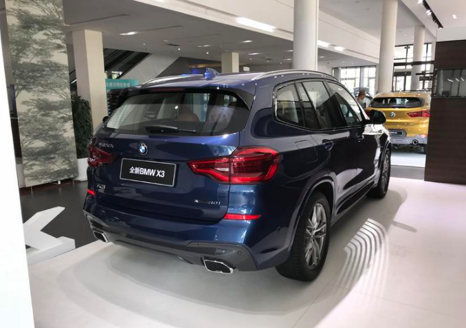大家能看到，尾部的设计两个车都没有做太大的改变，X3的排气改成双边共双出，凸显运动感