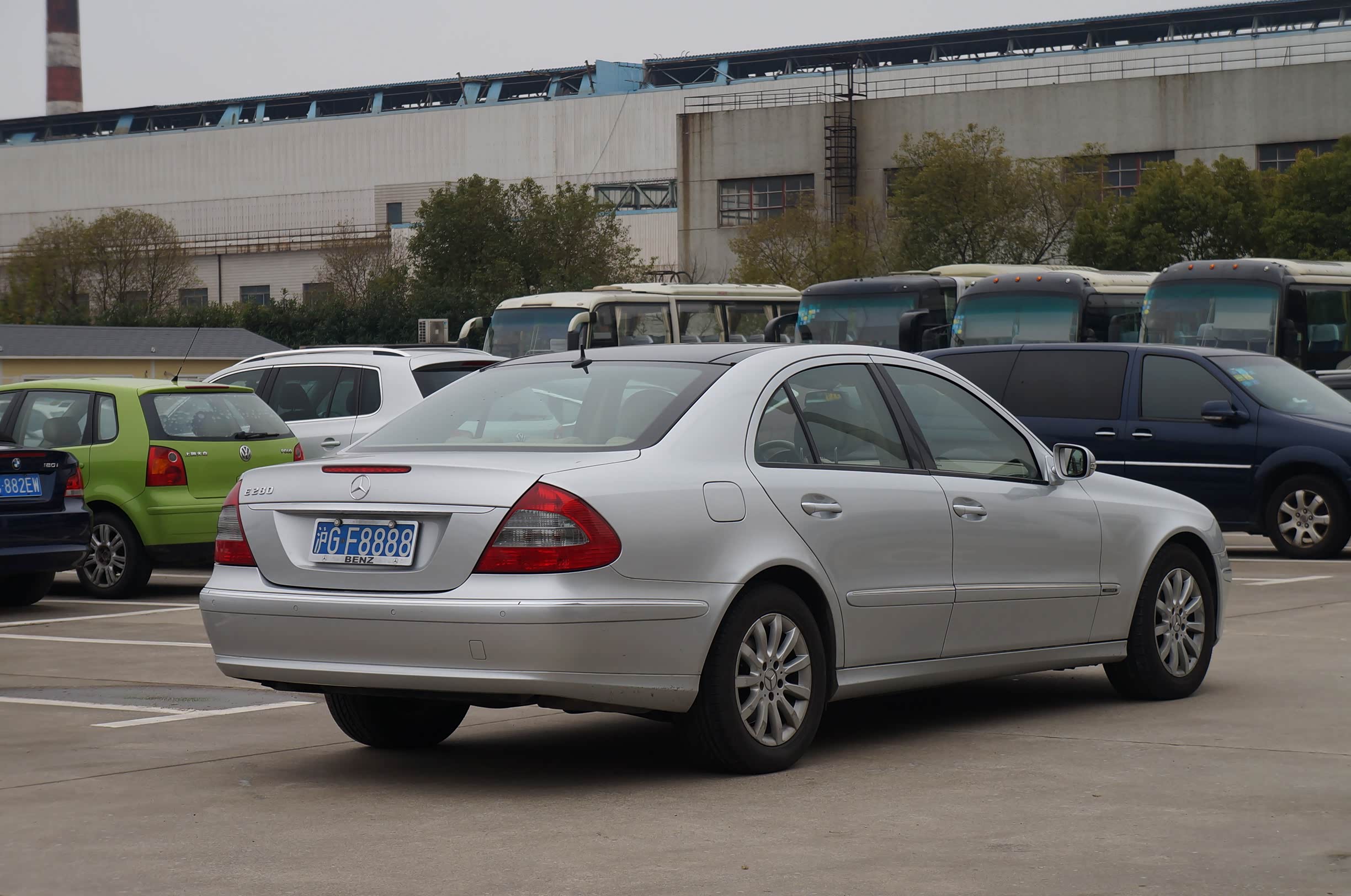 车尾很干练，倒是后备箱空间很大