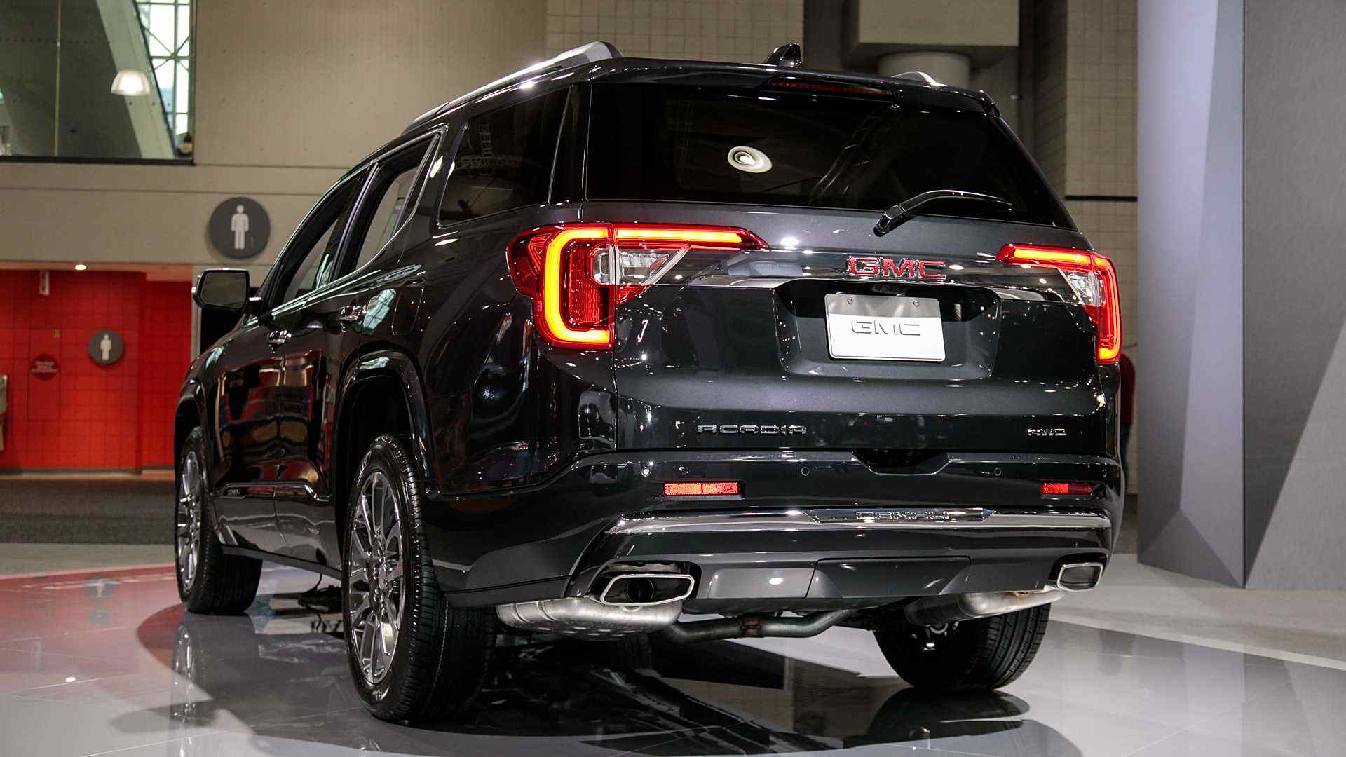 C形刹车灯点亮后颇有特点