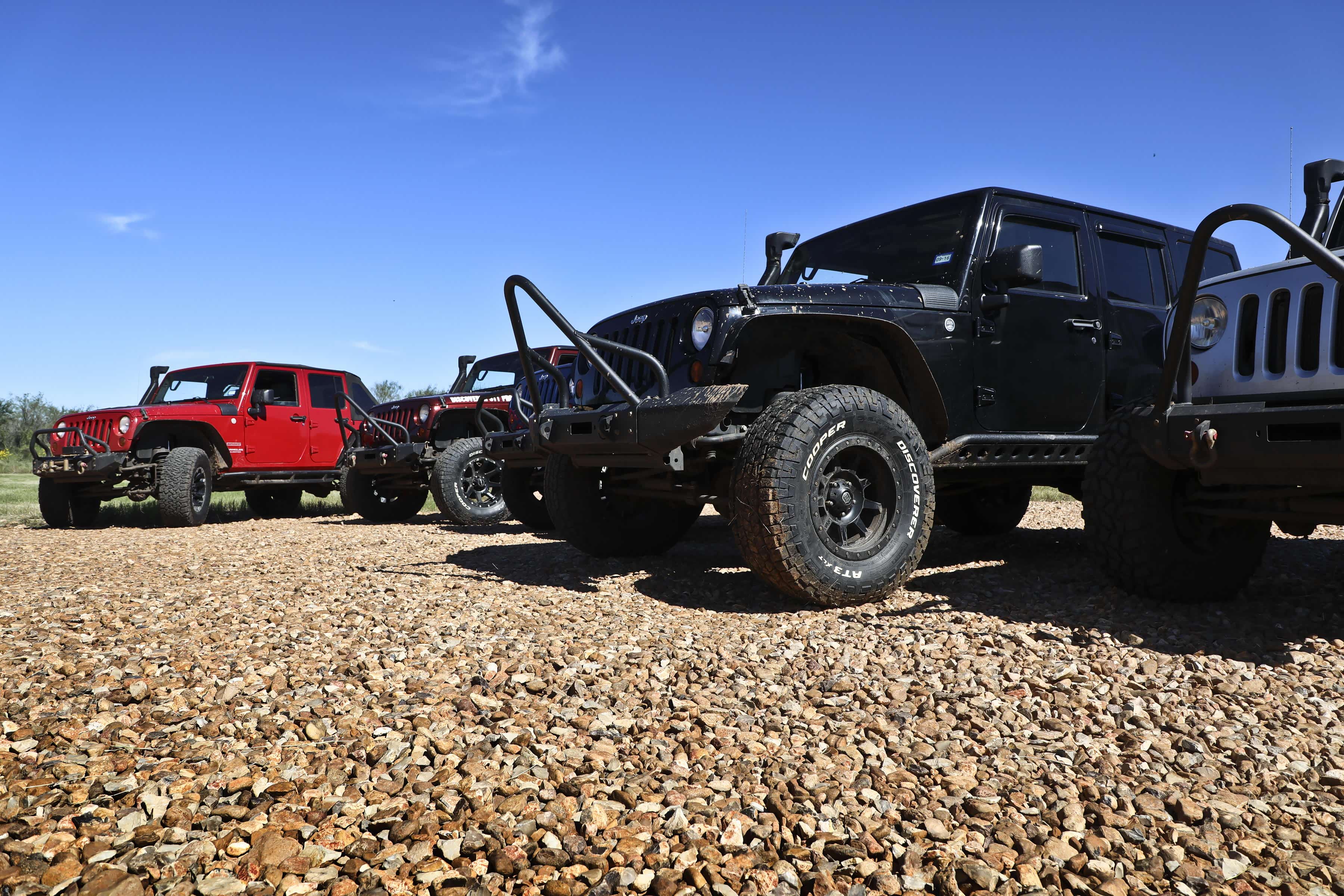 现场有固铂DISCOVERER STT PRO轮胎，以及另外一辆做为对比参考的装配百路驰KO2轮胎