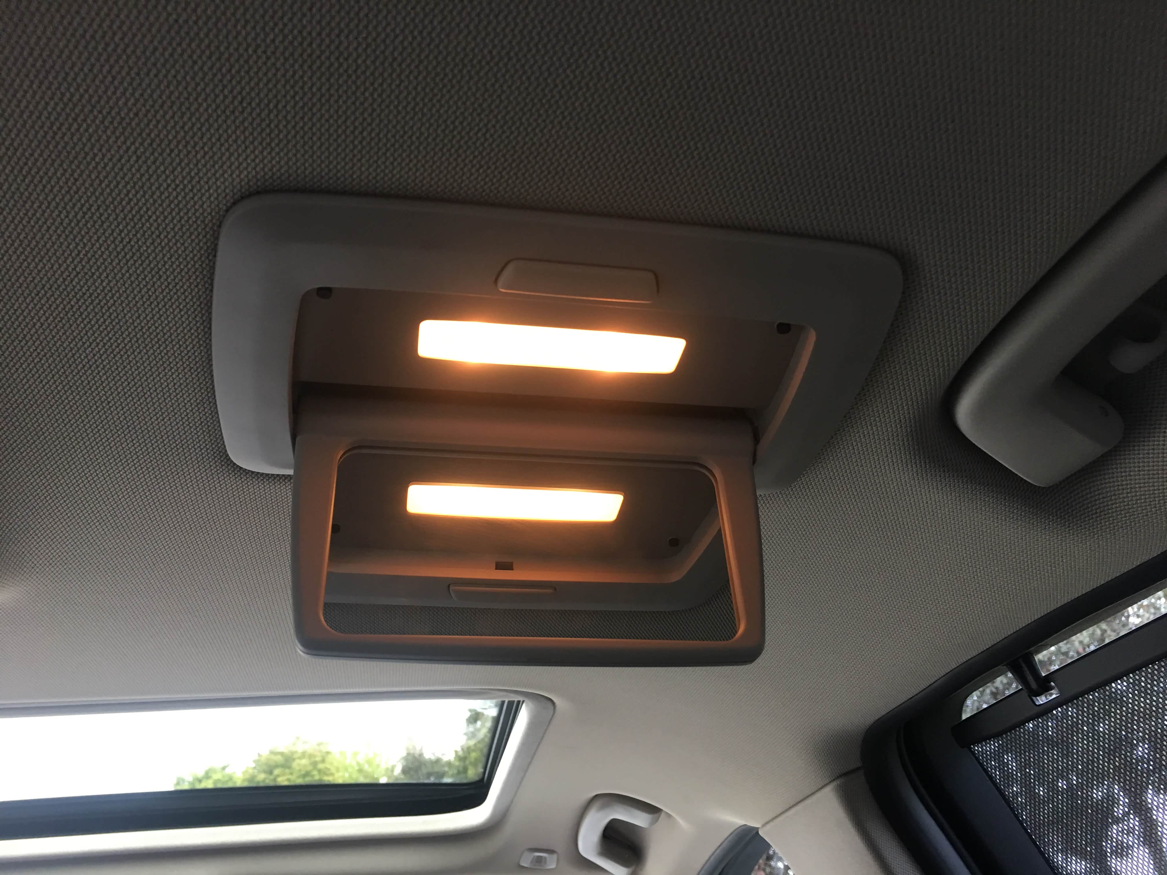 后排这个 应该叫化妆镜了吧？