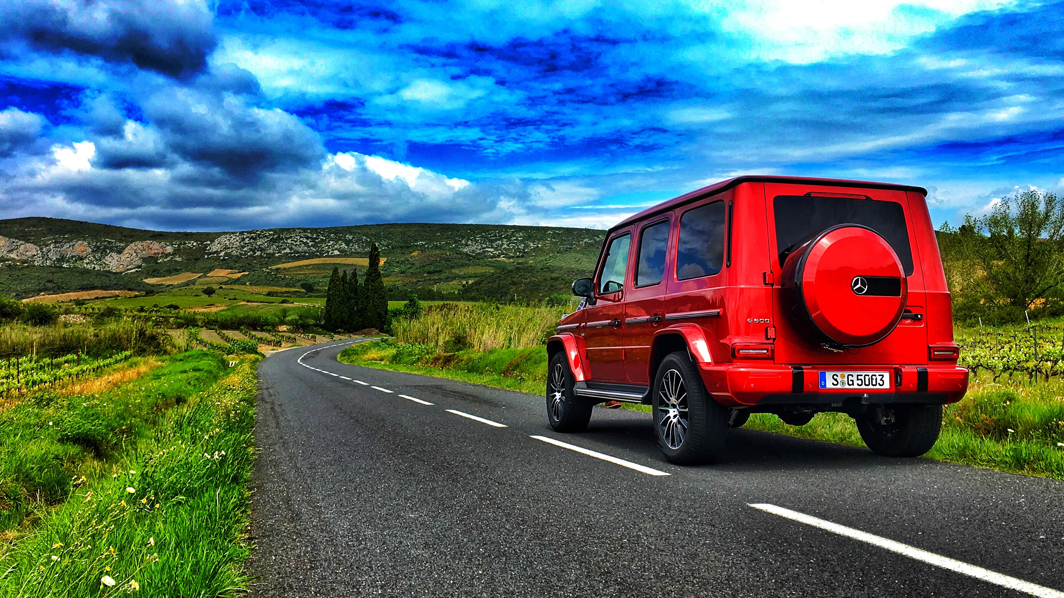 蓝天、草甸、一条小路+红色的G500，绝了