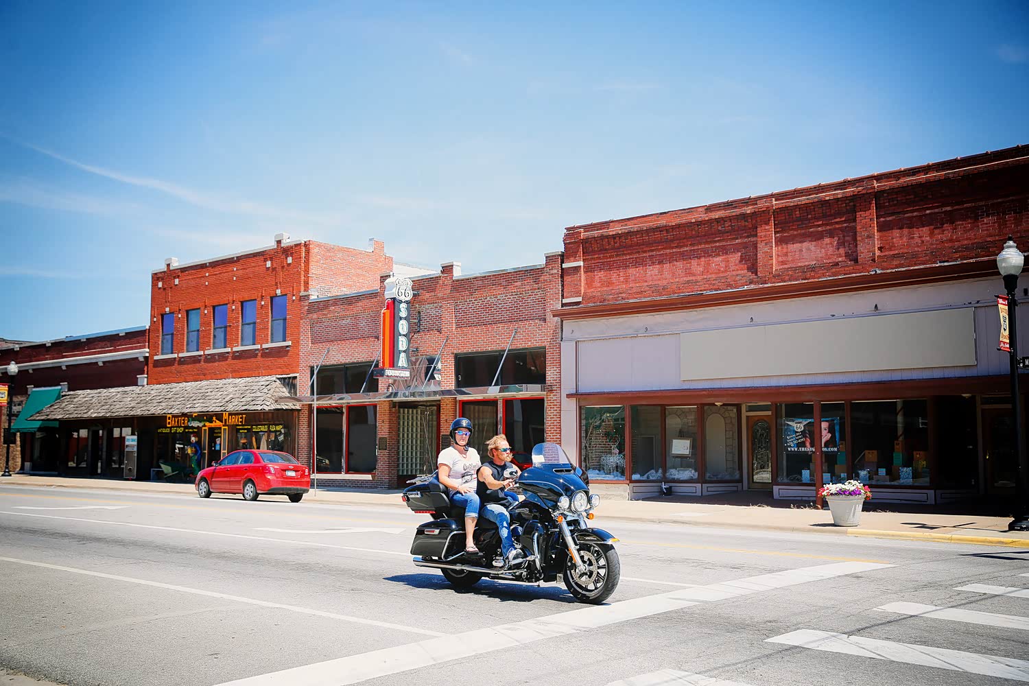 一路上那些小镇仍然保存完好，只是不再有当然的车水马龙，显得有些破落、萧条