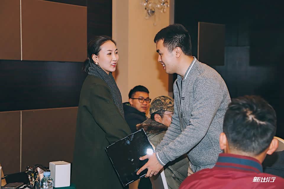 再由三等奖的幸运代表再进行第二轮抽奖，奖品是手机无线充电器