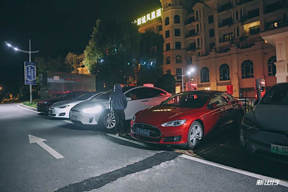 新出行的小伙伴们提前在26日晚就已洗完车并充满了电