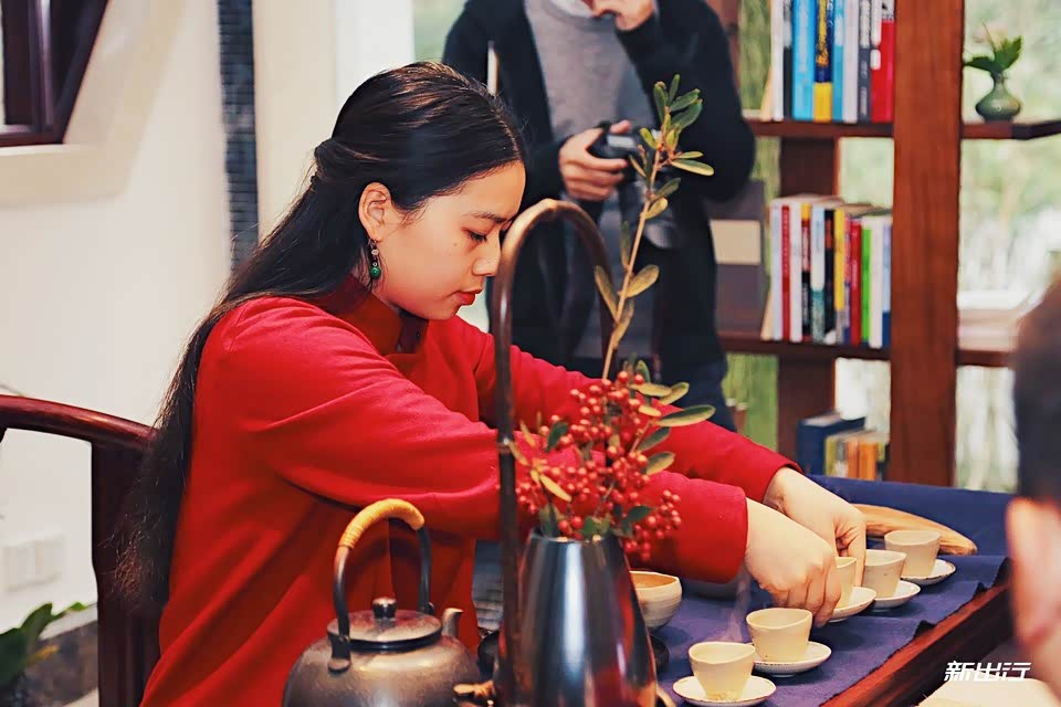 暖场是由现场的工作人员进行传统的茶道表演