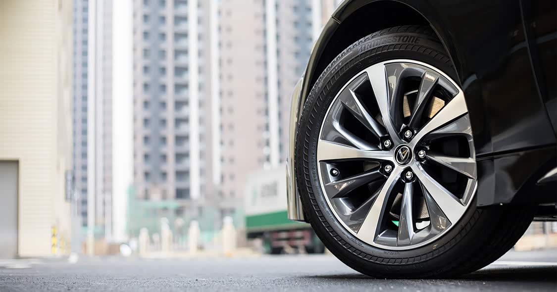 实拍车型搭载双色多幅铝合金轮毂，轮胎尺寸为 245/50 R19 轮胎