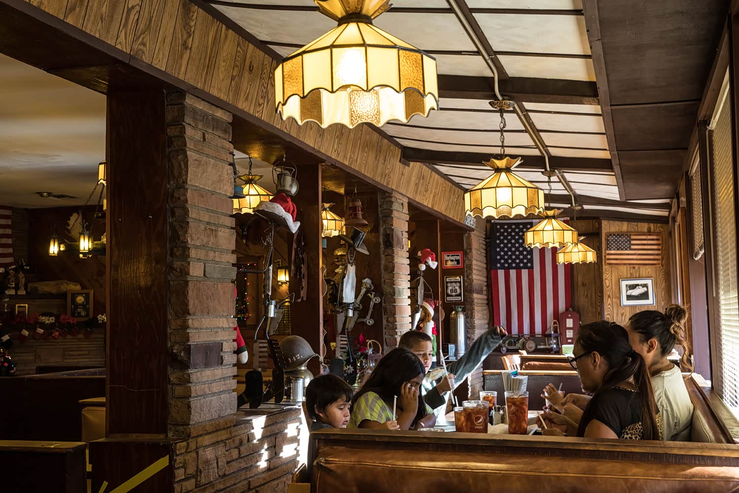 午后的阳光晒进来，坐在这种公路餐厅看着66号公路的感觉恰到好处