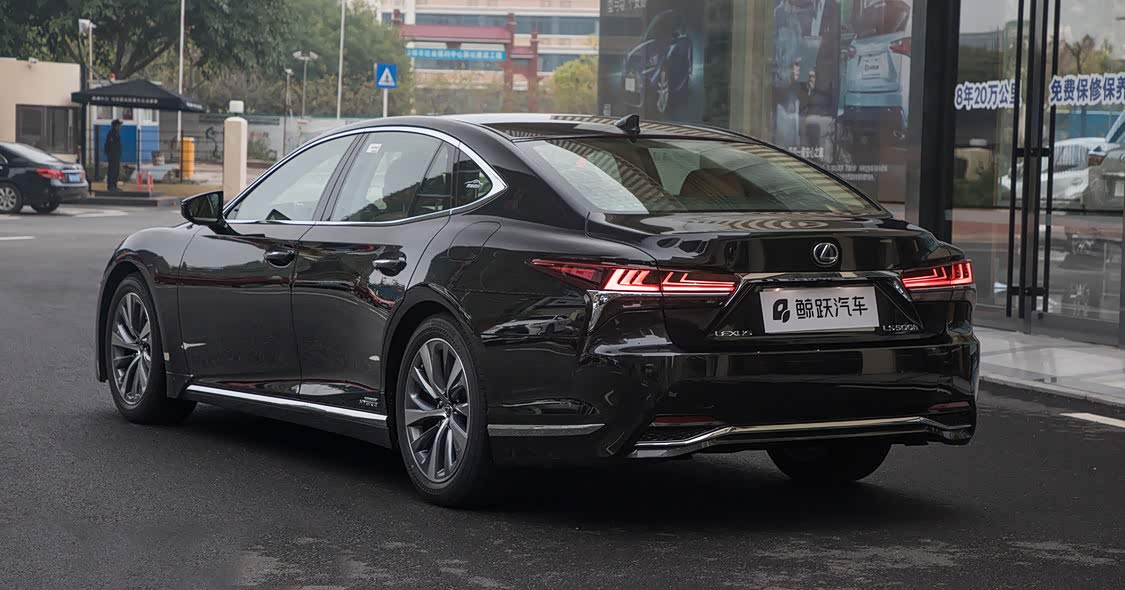 尾部设计没有前脸惊艳，但用锐利最合适不过