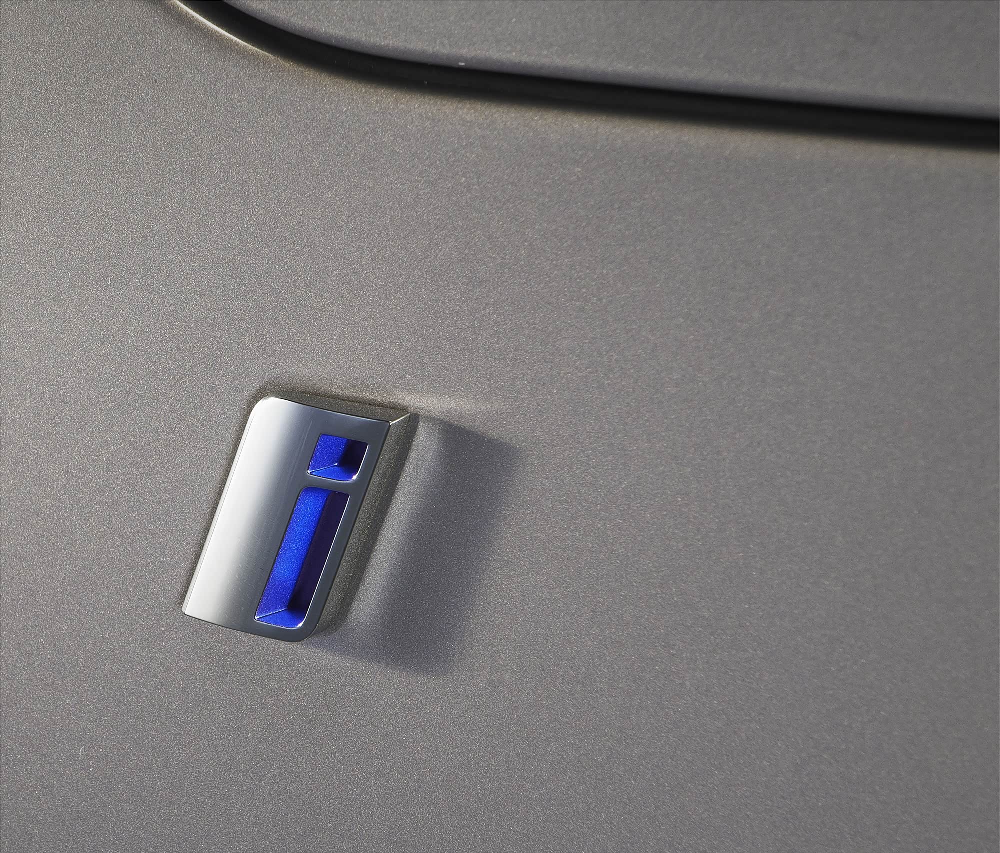 车身上的“i”铭牌