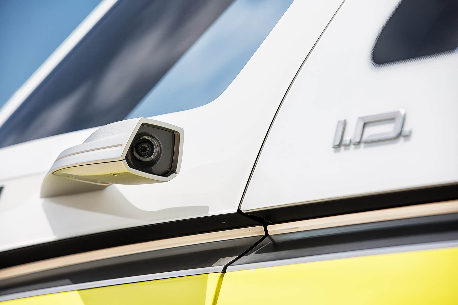 概念车的后视镜使用摄像头