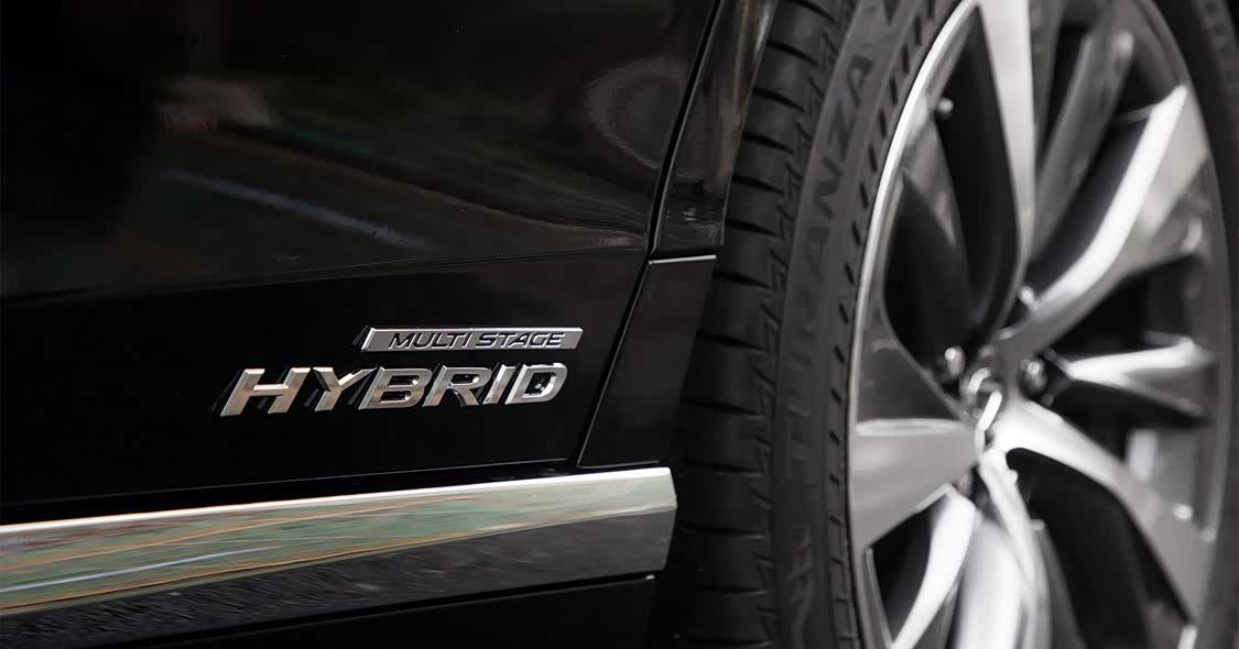 混动版除了车标不同之外，两侧后门底部增加了 “Hybird” 字样