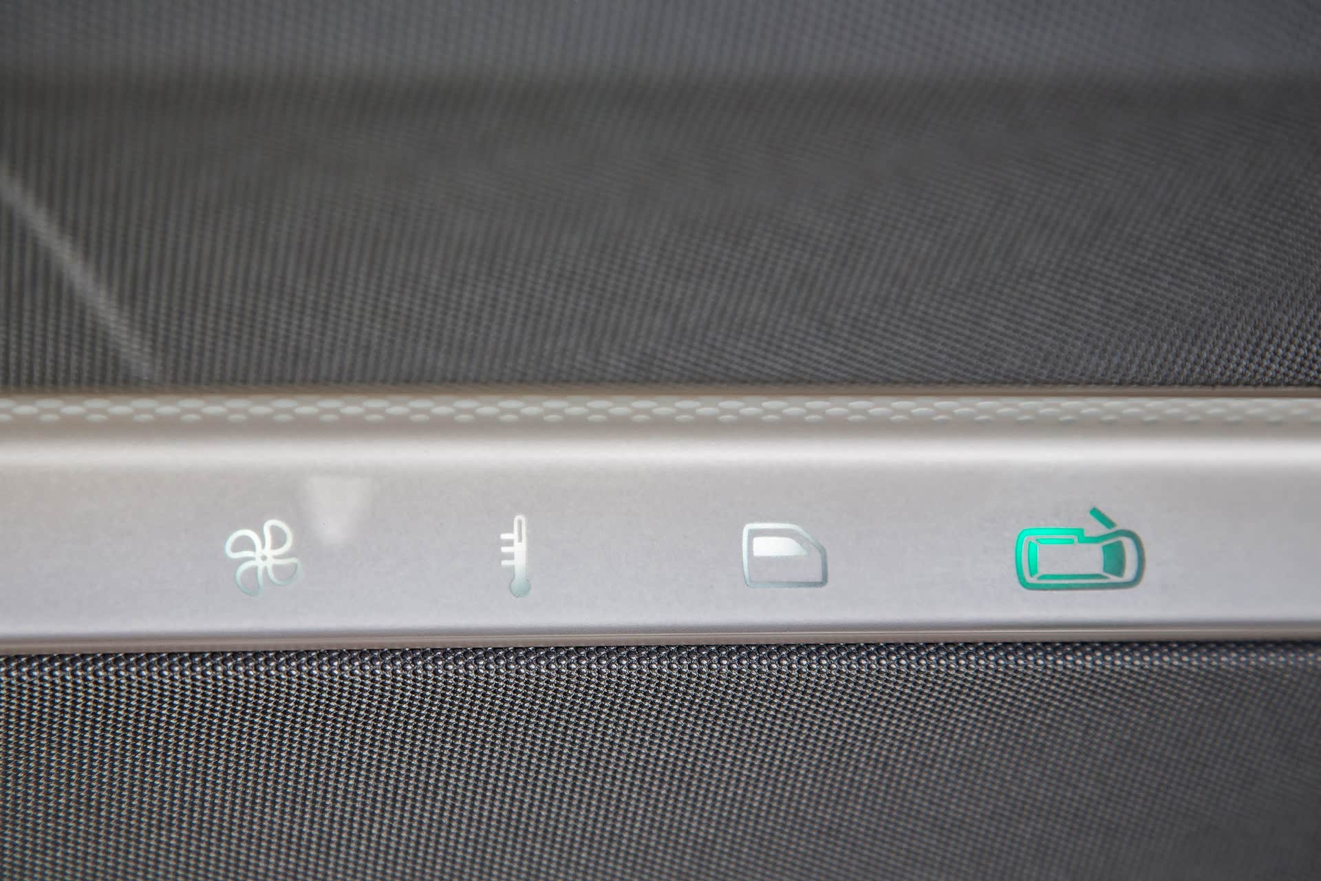 空调、车窗等功能使用了隐藏式的触控按键