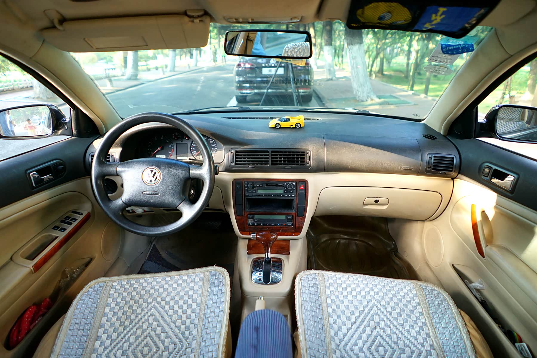 十七年的内饰能有这么干净真心不错了。由于一直是同学的老妈使用，所以各种座椅套，中央扶手套包裹。