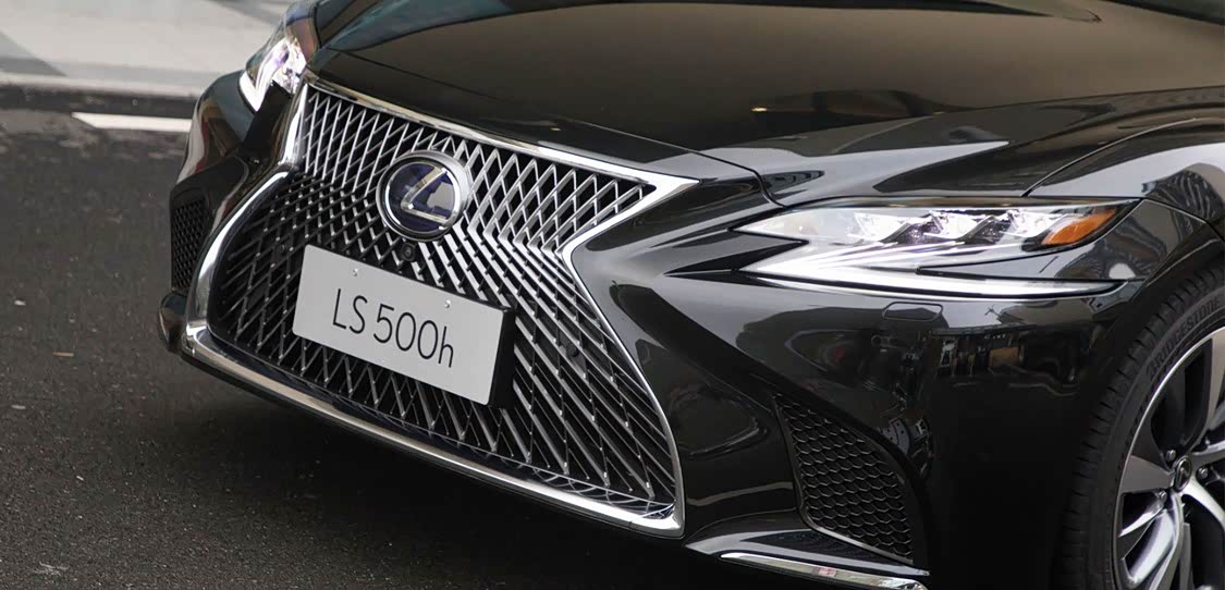 进气格栅两侧带上了两处形似三角形的“通风口”