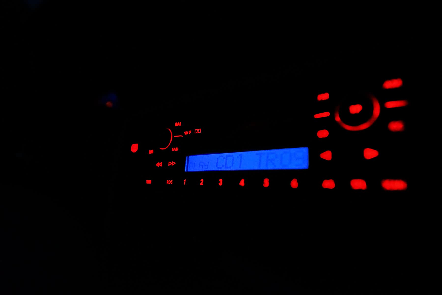 最后说说帕萨特B5的背景灯，红色和蓝色是他的主题，晚上看起来很冷艳，比当年普桑上的绿色背光灯好看多了